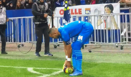 拜仁莱万多夫斯基连续两场梅开二度