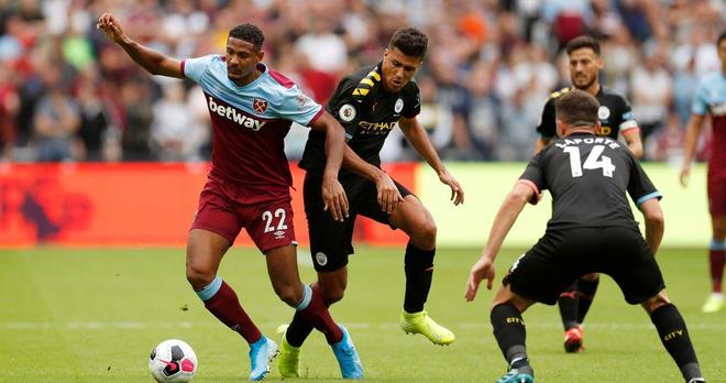 年度连斩55球！姆巴佩冲击C罗纪录，奋力创皇马历史新篇章（一年轰入55球！姆巴佩追击C罗纪录，力创皇马新纪元）