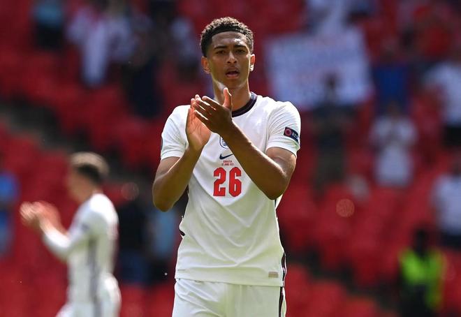 英超：曼联客场2-1击败莱斯特城（英超：曼联2-1客胜莱斯特城）