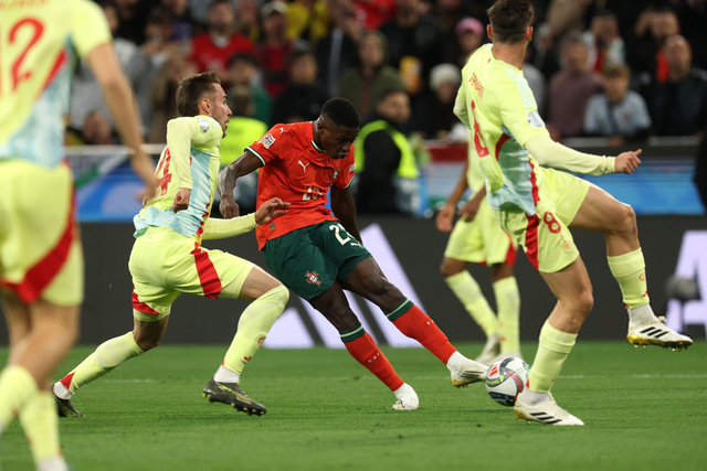 TA：勒沃库森的防守坚如磐石，曼城两侧防线存在巨大漏洞（TA：勒沃库森后防固如金汤，曼城两翼防线漏洞百出）