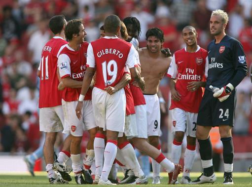 广东宏远标配！两新星完成入队仪式 球迷调侃厂家赶紧打钱（广东宏远惯例操作！两新星正式报到，球迷玩笑：厂家快打款）