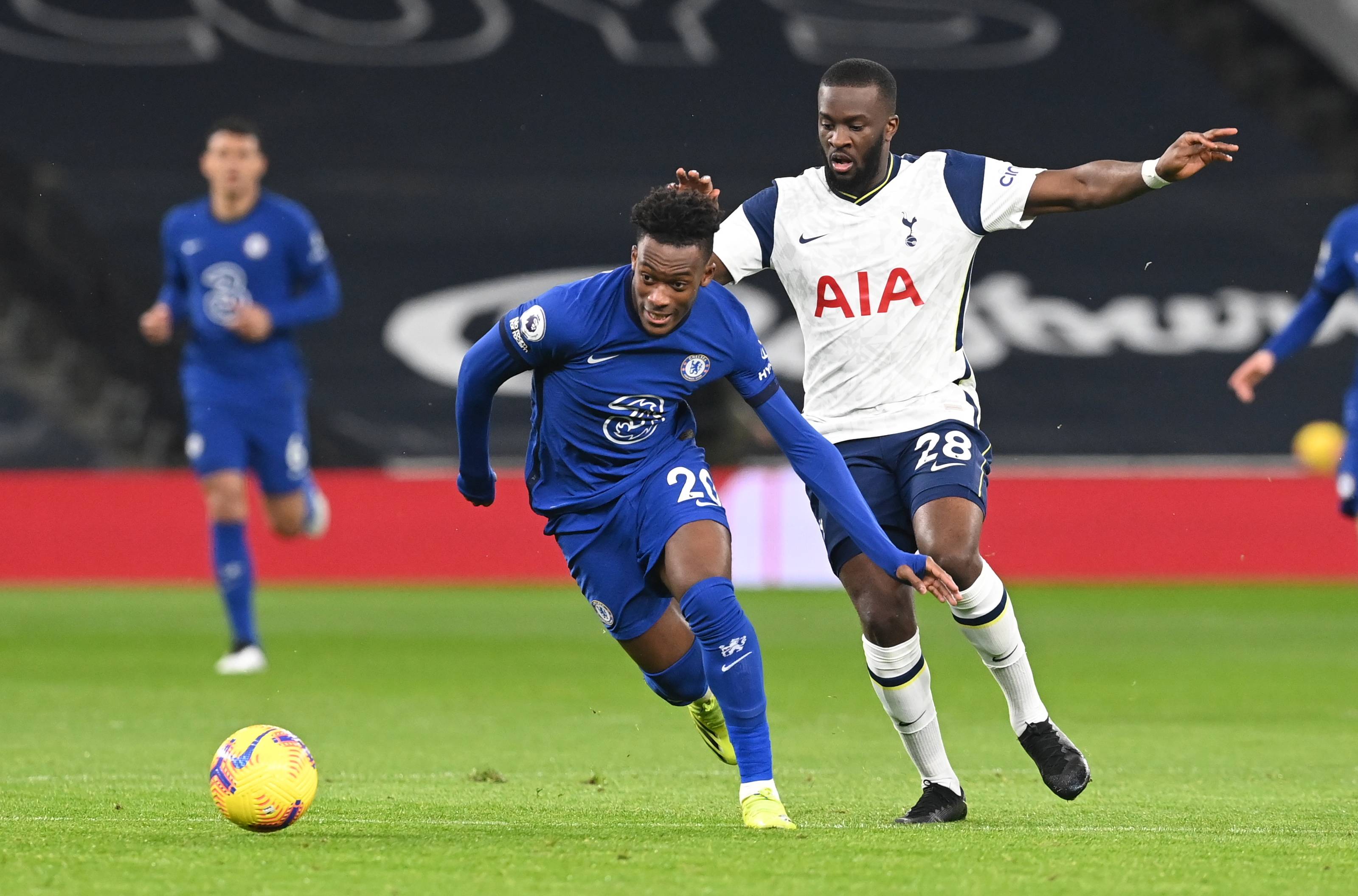 米多指责利物浦种族歧视萨拉赫，称杰拉德未受同等对待（米多：利物浦对萨拉赫存种族歧视，杰拉德未获同等待遇）