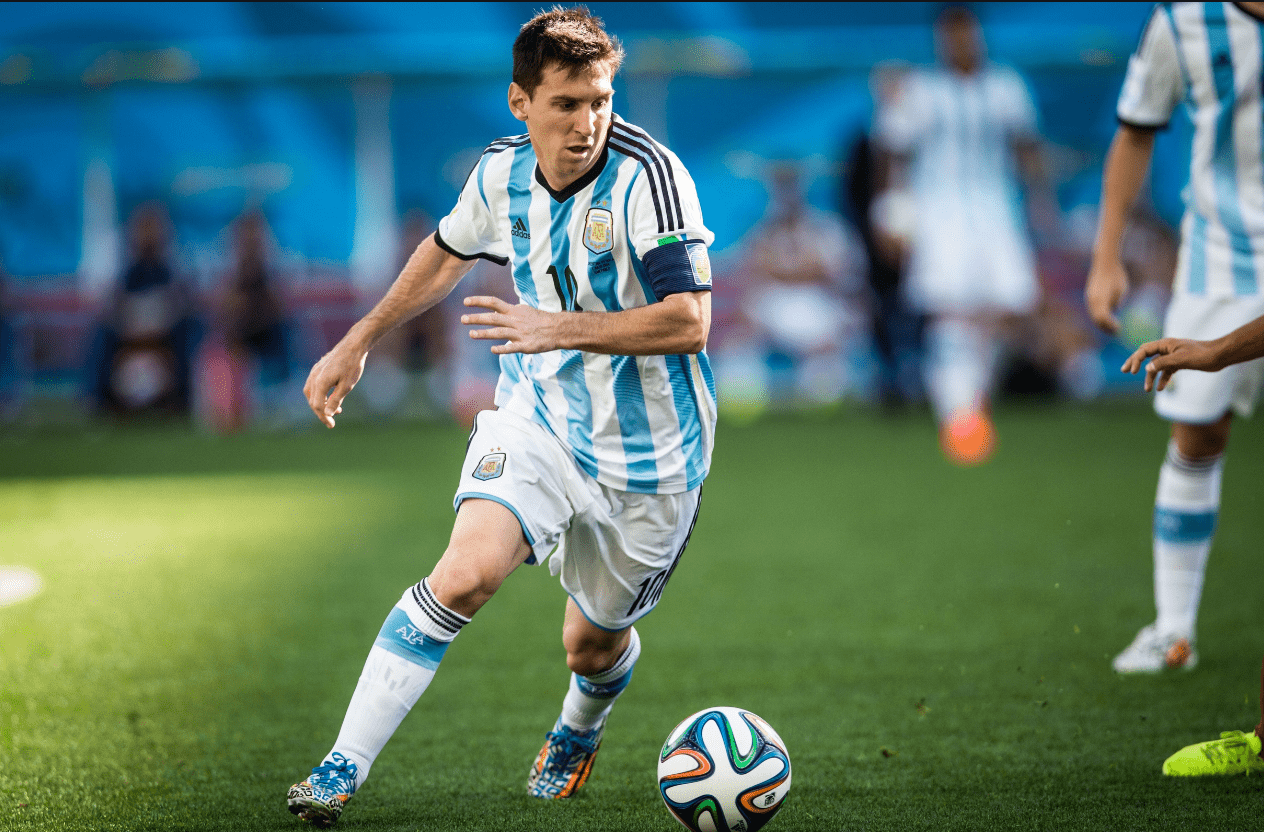 这位前锋的跑动太勤快了（这名前锋的跑动十分积极）