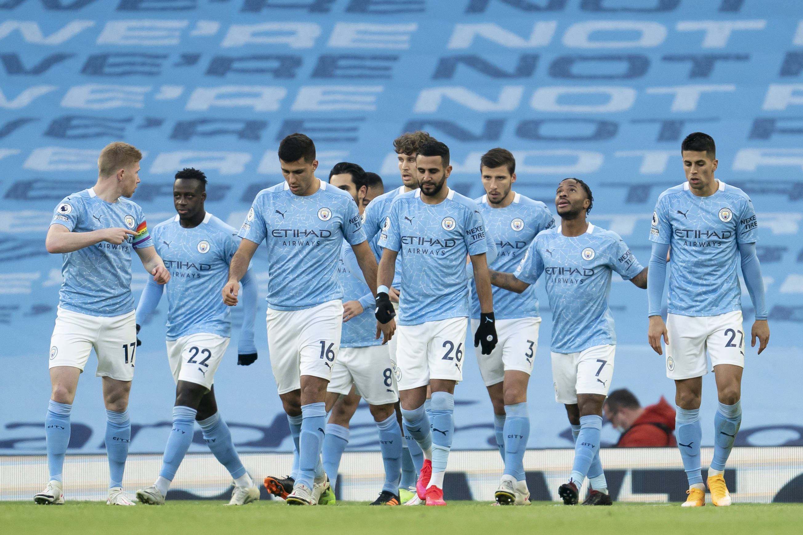 上海海港实现中超三连冠，为中国顶级联赛历史第三队（上海海港加冕中超三连冠，成中国顶级联赛史上第三支三连冠球队）