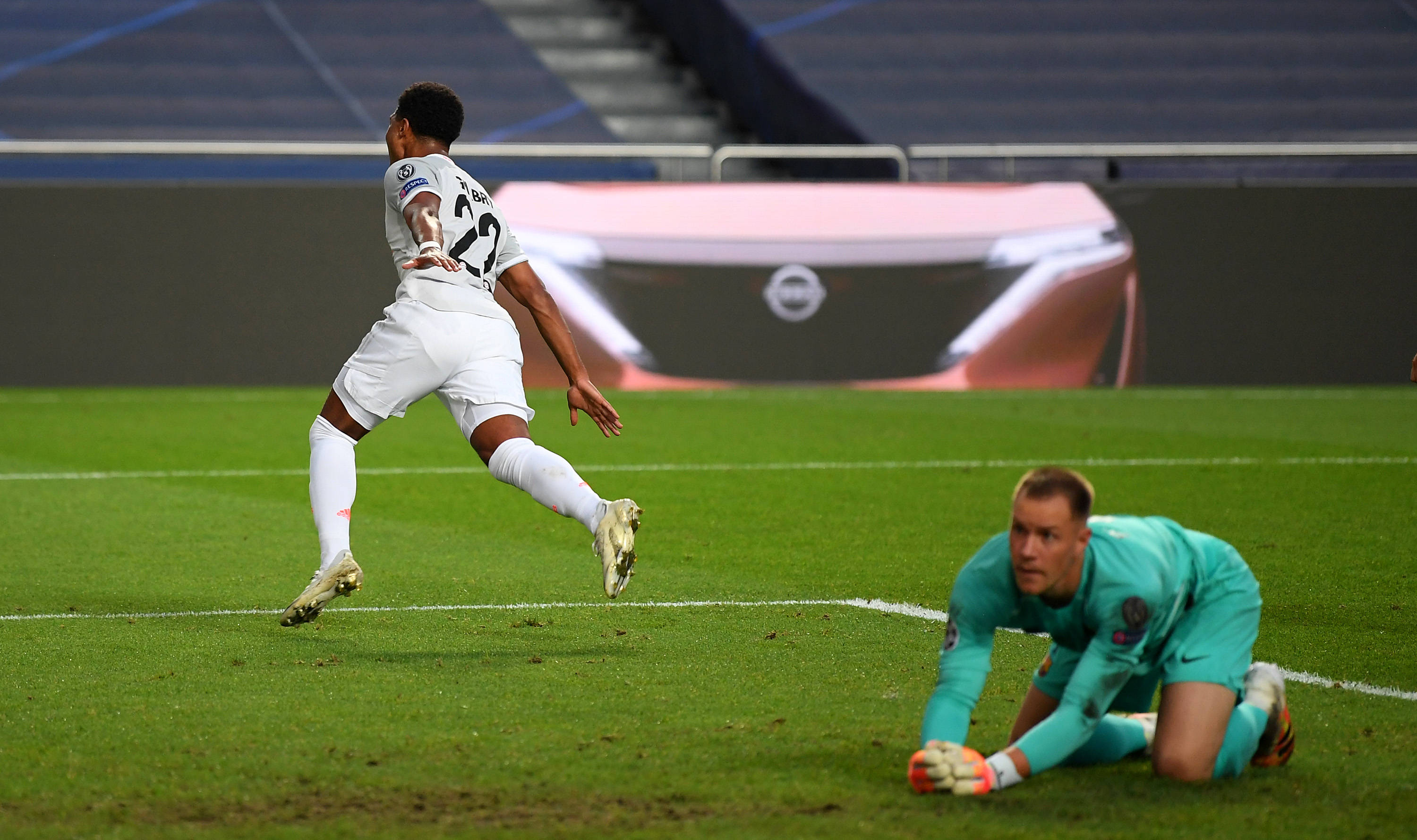 才华横溢，法国国脚谢尔基vs多特蒙德个人集锦（天赋尽显：法国国脚谢尔基对阵多特蒙德个人高光集锦）