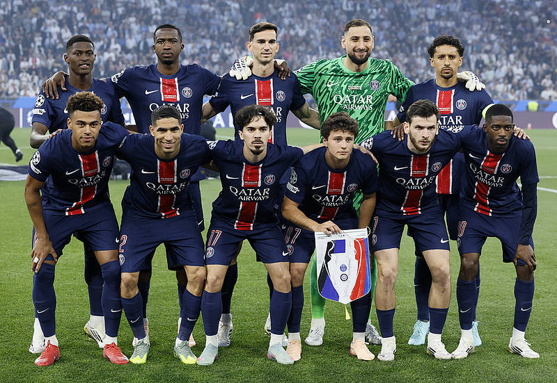 💥愤怒了！梅西离开体育场后，球迷冲场投水瓶+撕毁海报（梅西离场后爆发骚乱：球迷冲入场内投掷水瓶并撕毁海报）