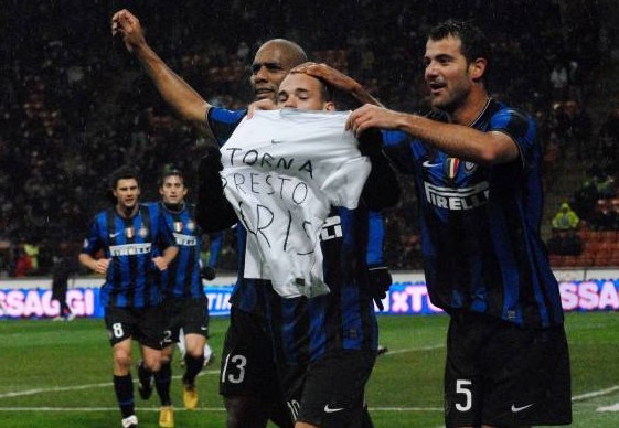 湖人球员通道签名小孩实为工作人员安排（湖人通道签名风波：所谓小球迷实为工作人员安排）