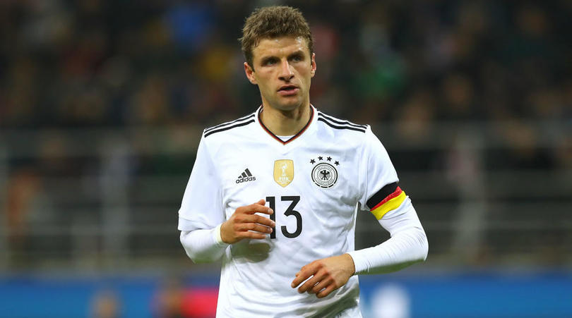 郎才女貌！英媒：库尔图瓦携妻子参加颁奖典礼，后者闪耀全场（英媒：库尔图瓦携妻亮相颁奖礼，太太光彩夺目）