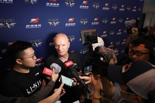 有传闻称雷吉隆未与前女友分手时就与现女友交往，被后者否认（网传雷吉隆与现任交往时尚未与前任分手，现女友辟谣）